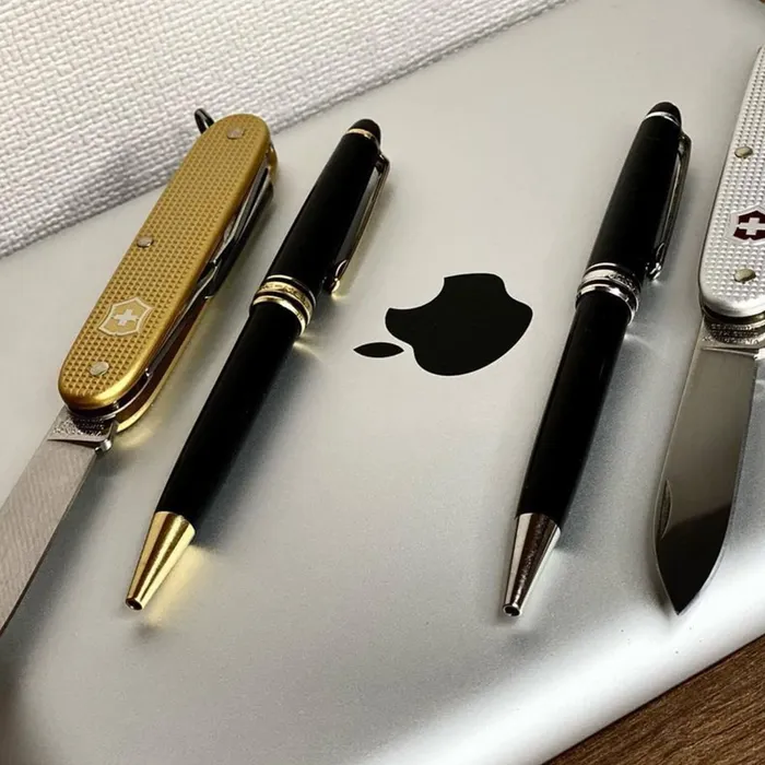 Montblanc MeisterstÃ¼ck Classique Ballpoint Pen - Black With Gold Trims