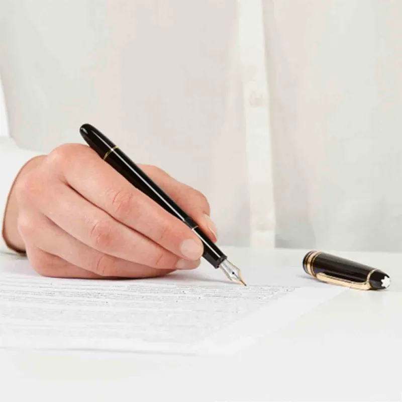 Montblanc MeisterstÃ¼ck Classique Medium Fountain Pen - Black With Gold Trims
