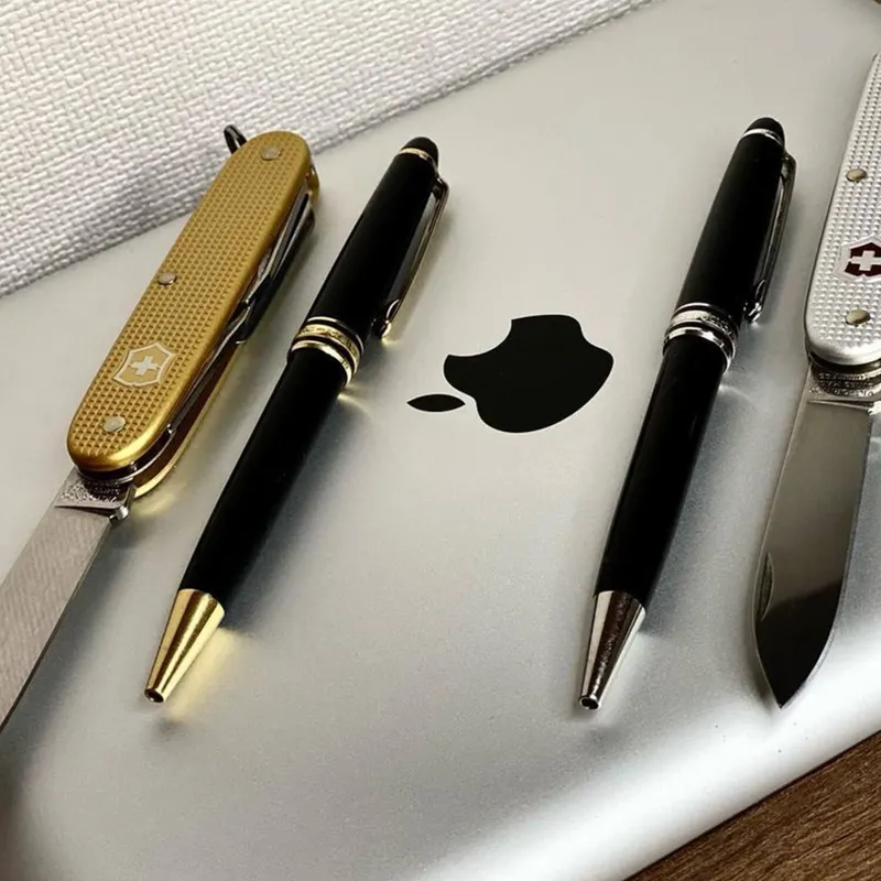 Montblanc MeisterstÃ¼ck Classique Ballpoint Pen - Black With Gold Trims