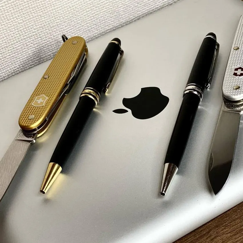 Montblanc MeisterstÃ¼ck Classique Ballpoint Pen - Black With Gold Trims