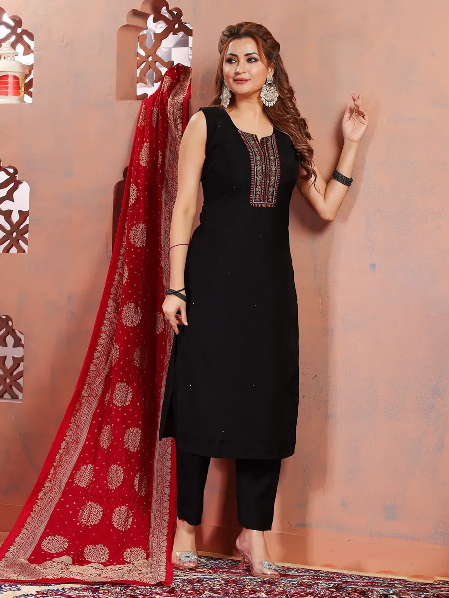 Elegant black salwar suit with contrast dupatta G3 WSS41210