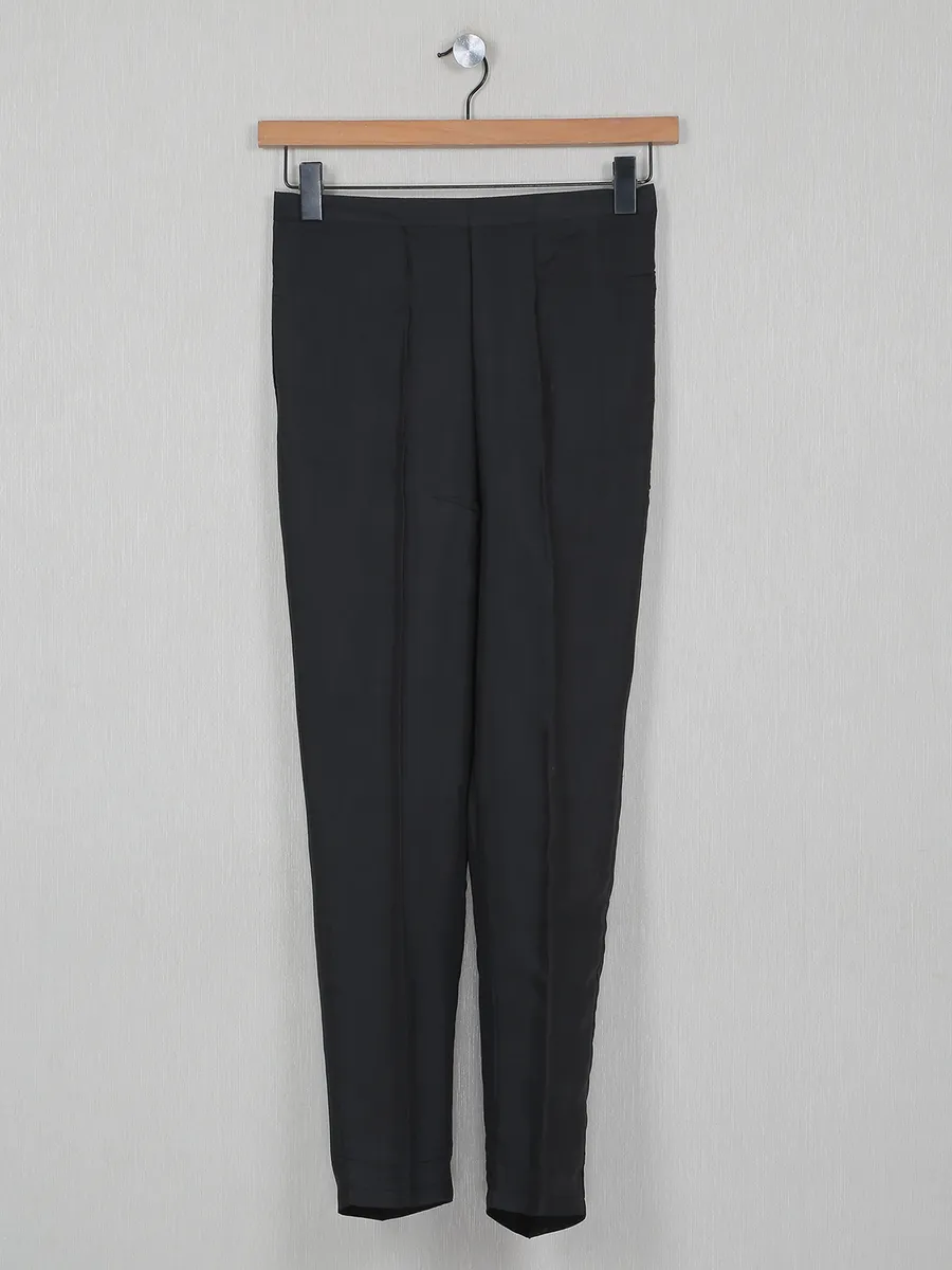 Black hued casual wear cotton plain pant