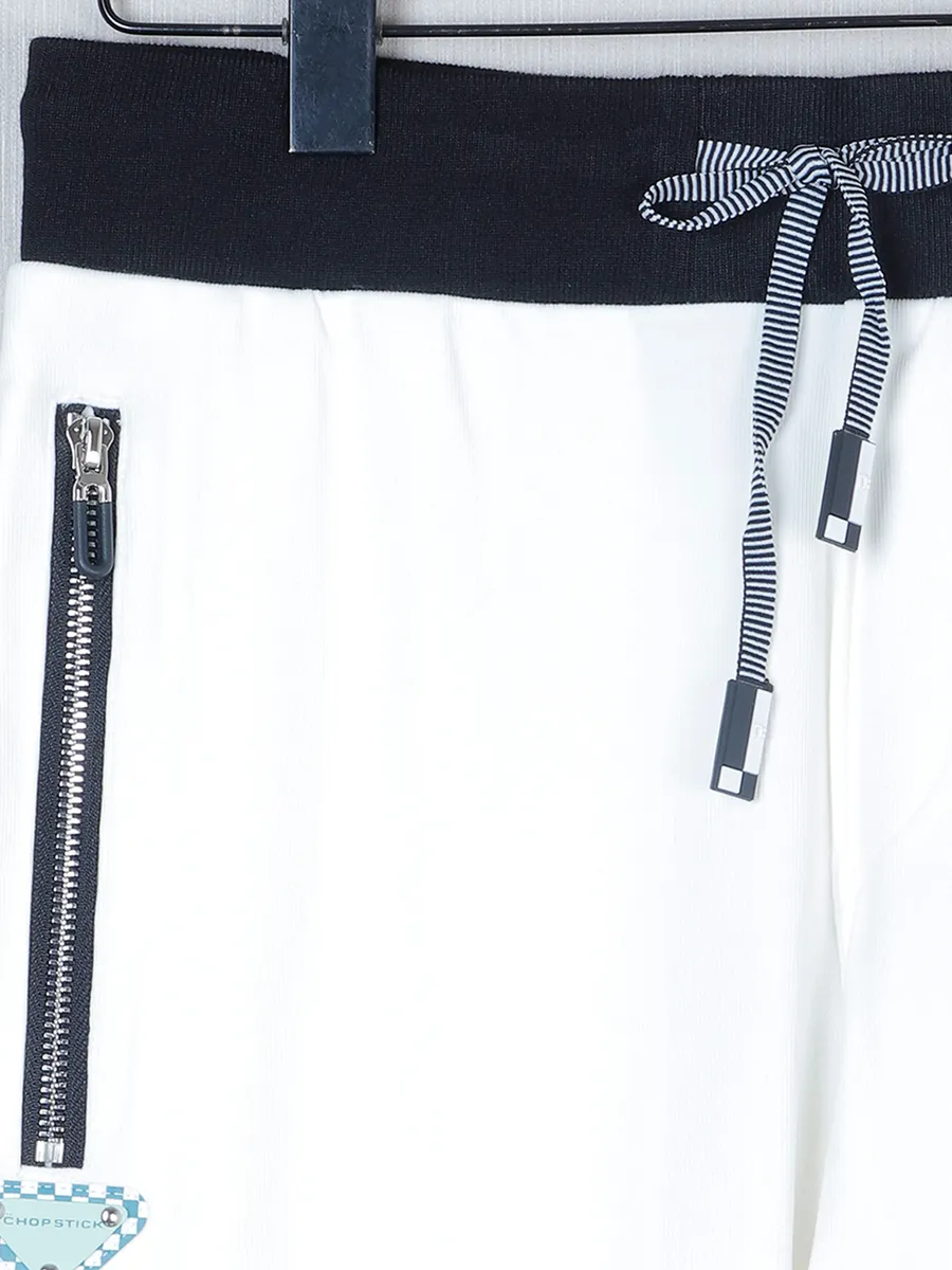 Chopstick presented white color track pant
