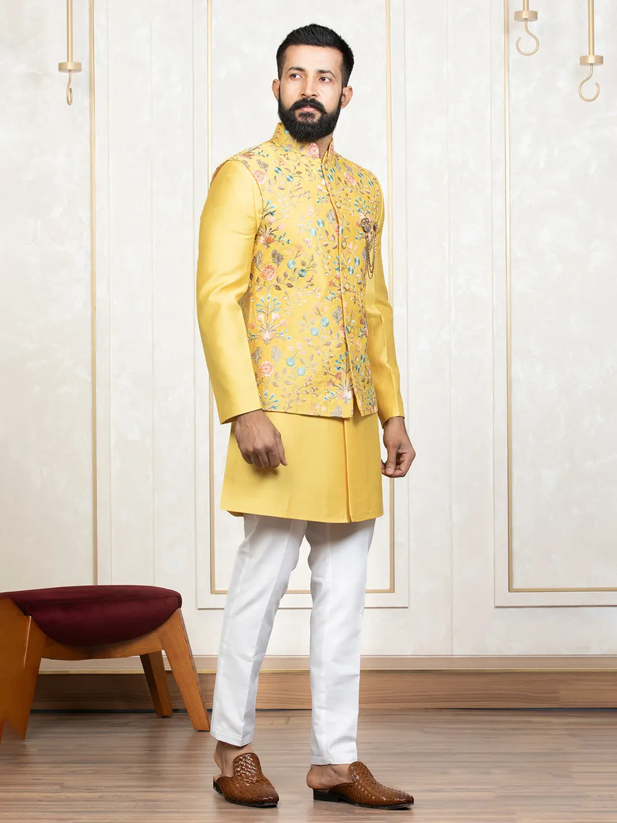 Dashing yellow silk waistcoat set