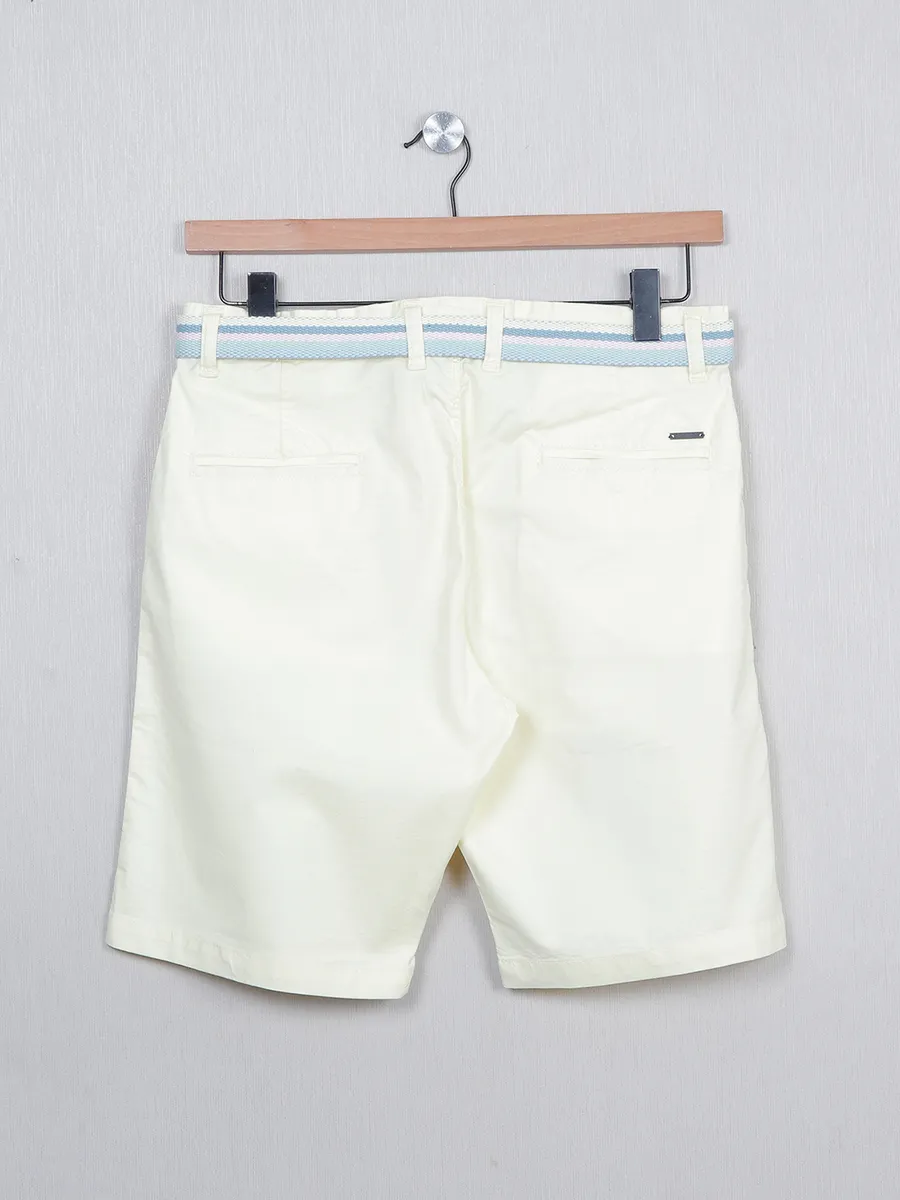Yellow shade cotton slim fit shorts for men