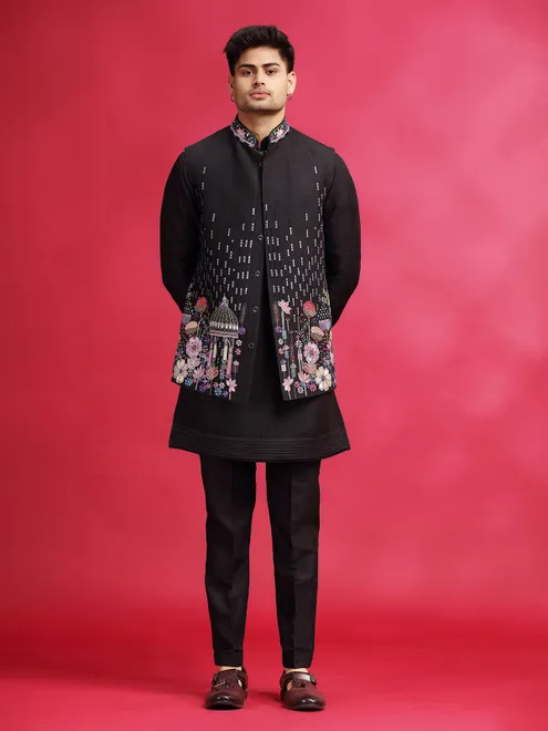 Black reception wear silk waistcoats set with embroidery