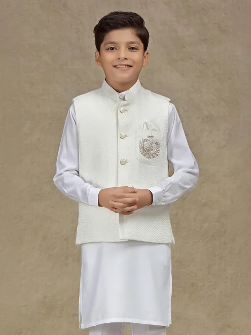 White waistcoat set in jute
