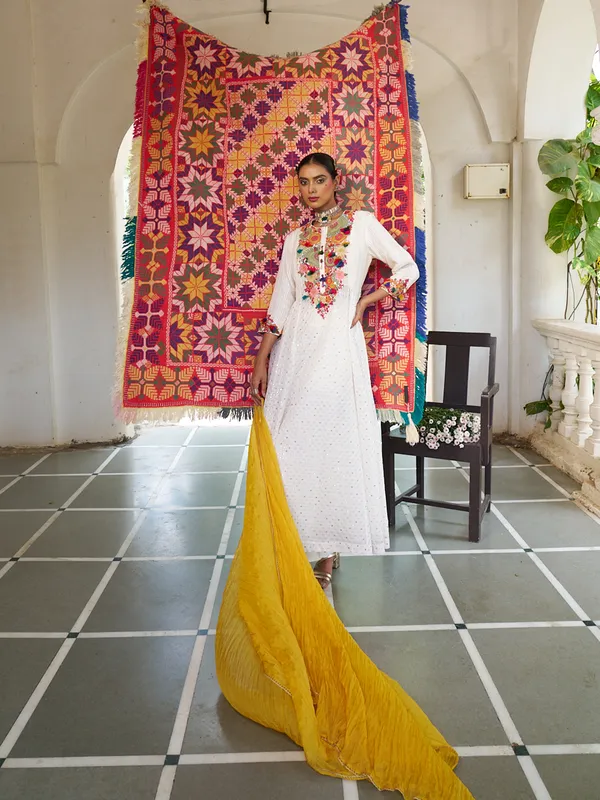 Amazing white silk palazzo suit