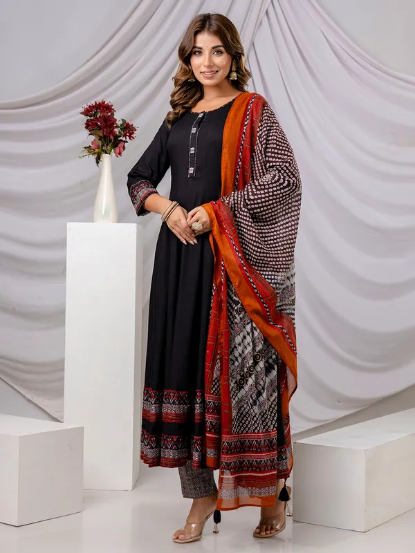 Black cotton silk set with round neckline and print