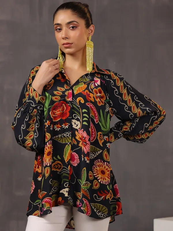 Black cotton top with chic printed
