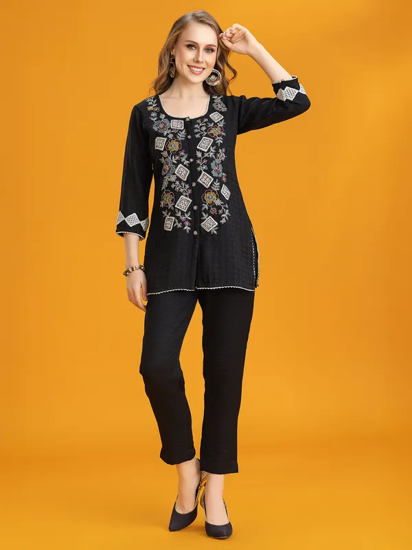 Black silk embroidered thread round collar pant set