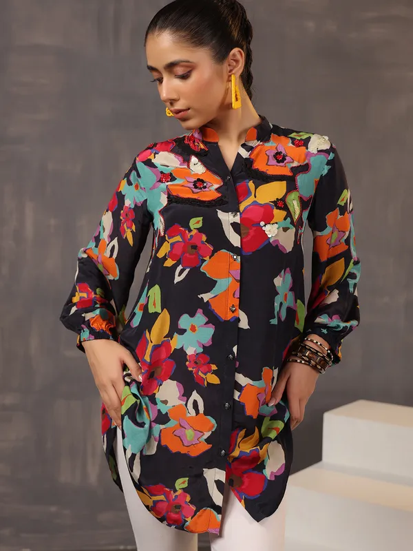 Black silk top with chic print