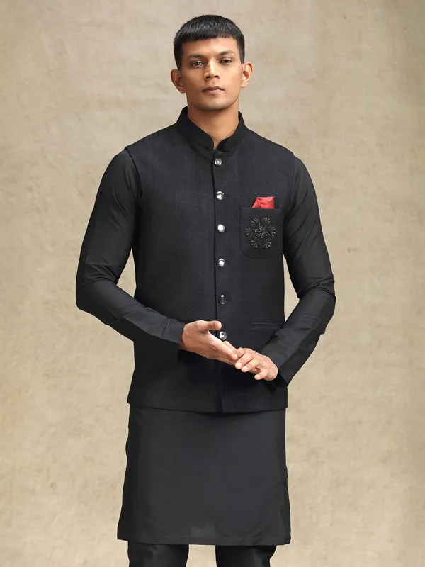 Black waistcoat set with delicate embroidery