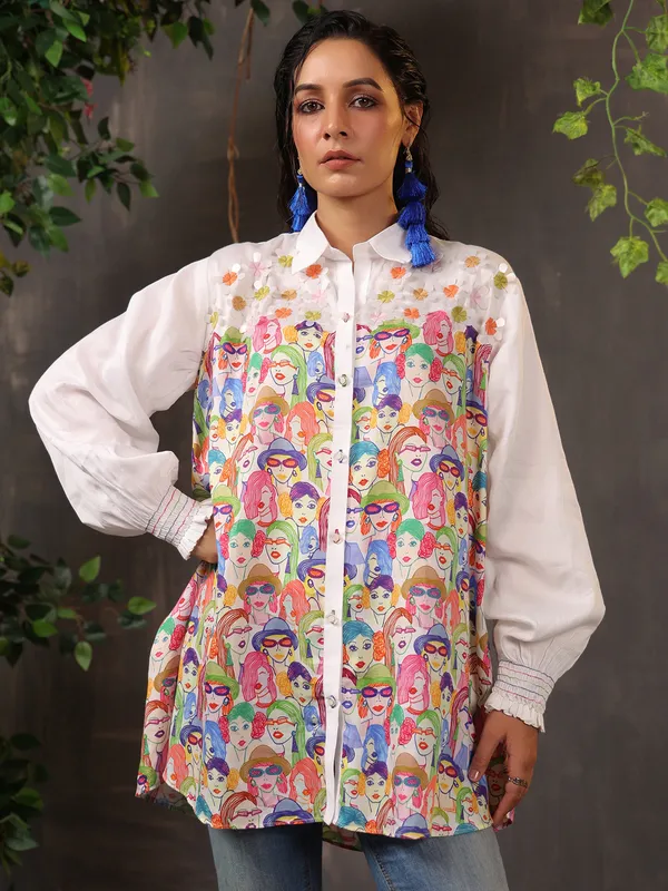 Chic white cotton top with print