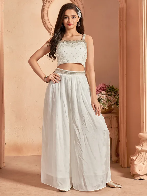 Elegant white crop top with palazzo