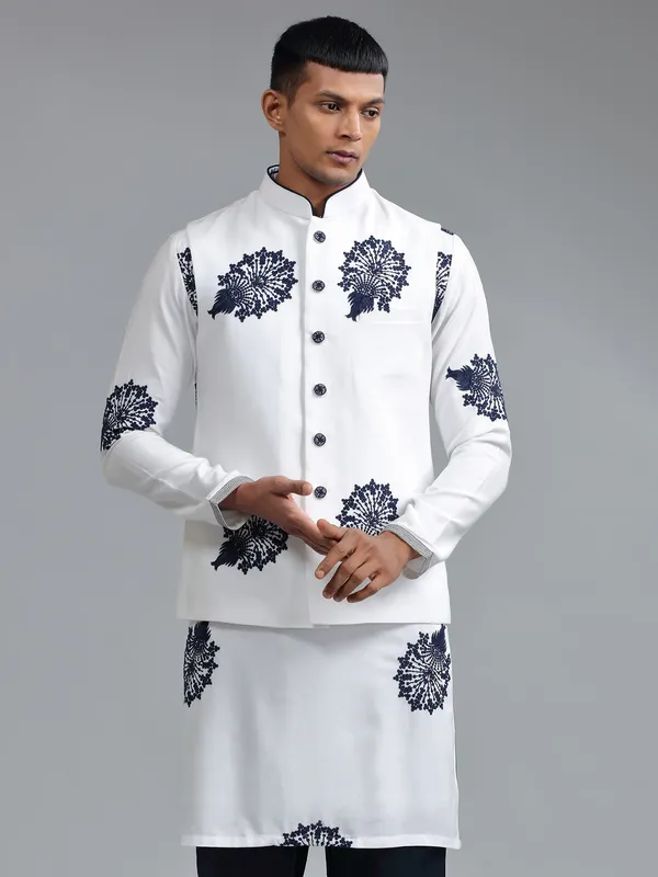 Fabulousb White silk embroidery waistcoat set