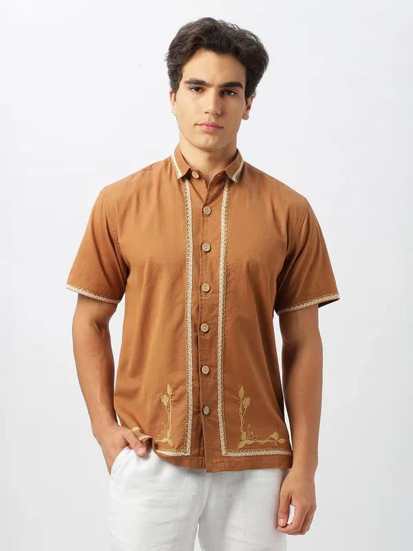HAMPTONS light brown embroideried casual wear shirt