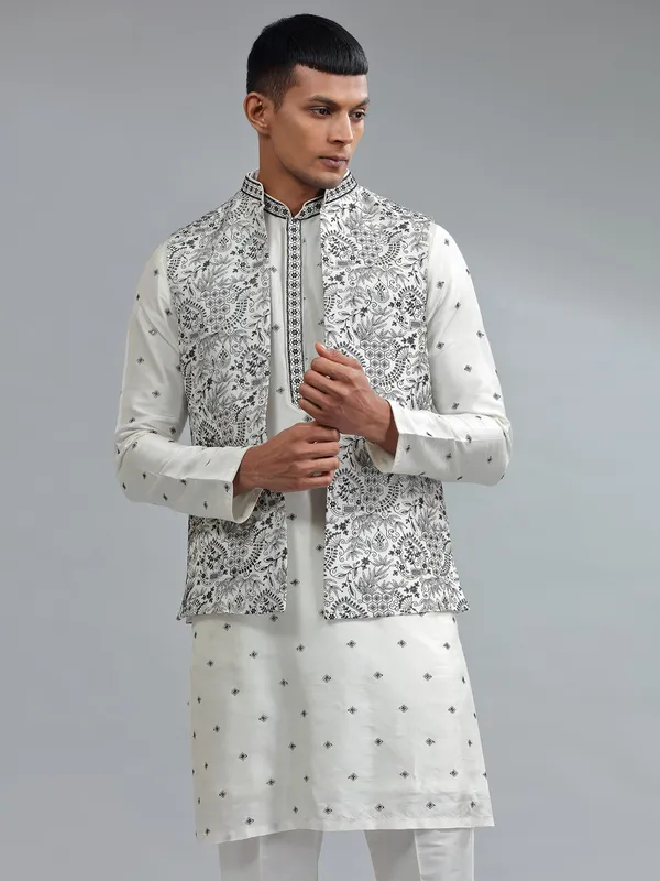 Latest white silk embroidery waistcoat set