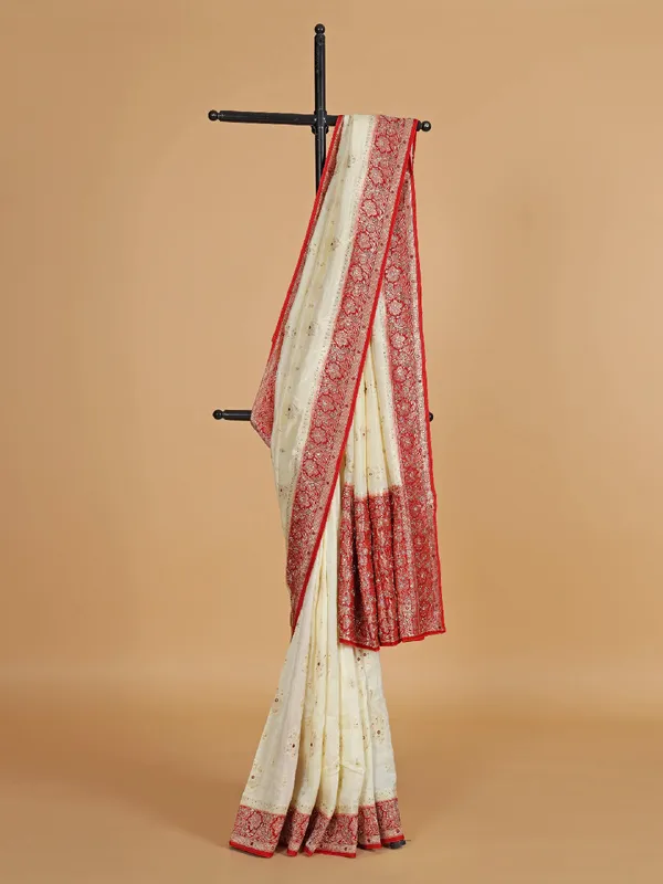 Red dola silk saree for wedding occasion