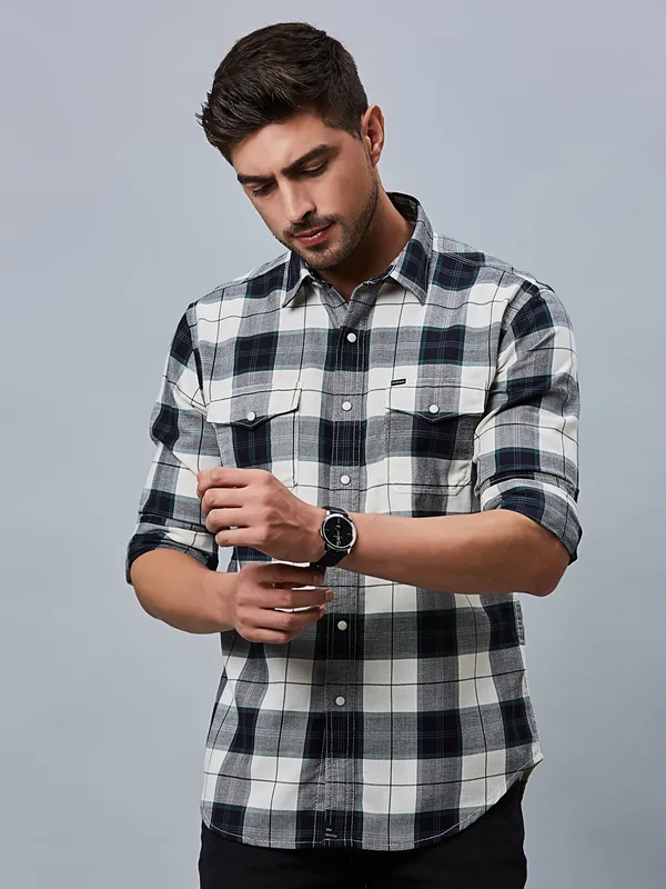 RIVER BLUE off-white checks shirt