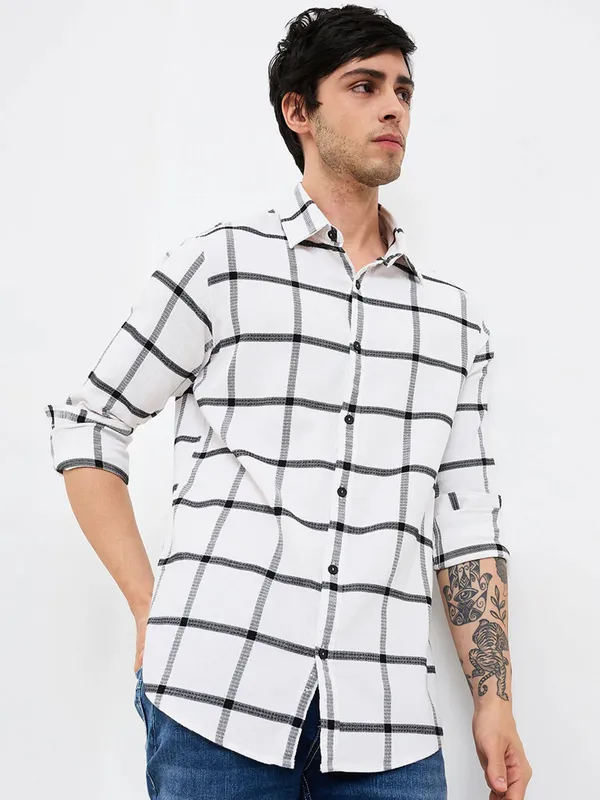 SPYKAR white checkered slim fit casual shirt for men