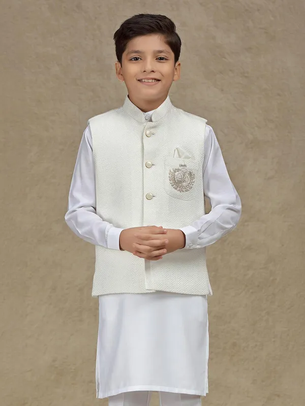 White waistcoat set in jute