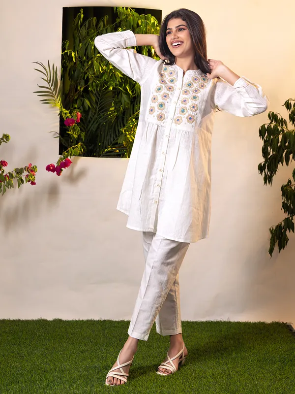 White thread worked linen co-ord set