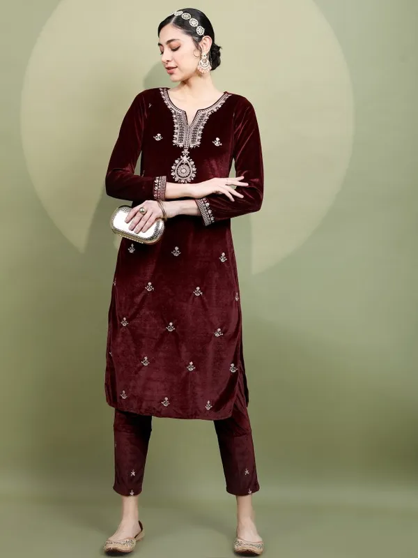 Women Maroon Embroidered Straight Kurta With Three Quarter Sleeves