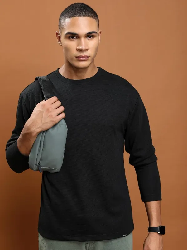 Men Solid Round Neck T-Shirt