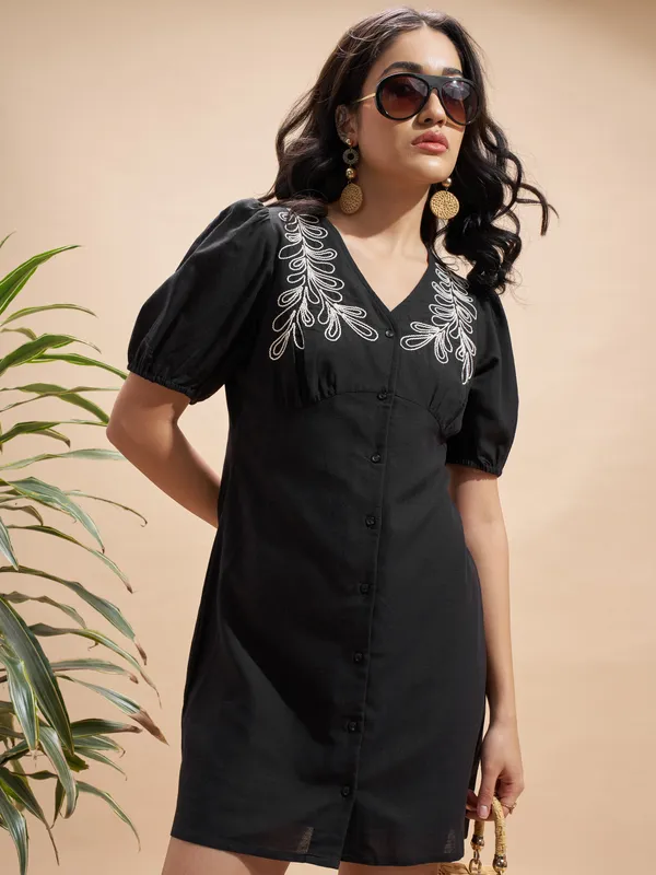 green emerald velvet dress Short Black Party Dress with Embroidery main image 1